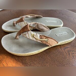 Sperry Topsider Sandal Sz 6.5 Thong, white w/gold 7/8”wide straps w/leather trim